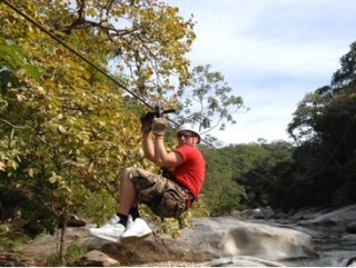 Tirolina sobre el río